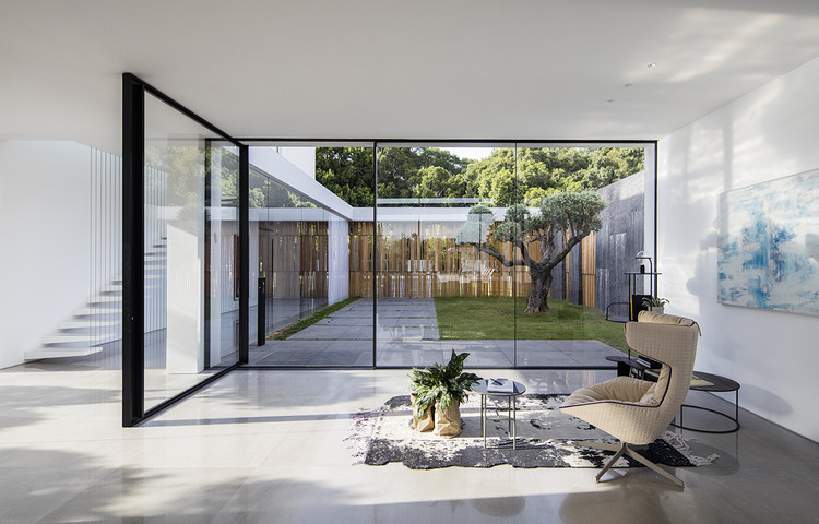 Minimalist Windows: Erasing the Boundary Between Indoors and Outdoors, Pivoting window in Faruz House / Pitsou Kedem Architects. Image © Amit Geron