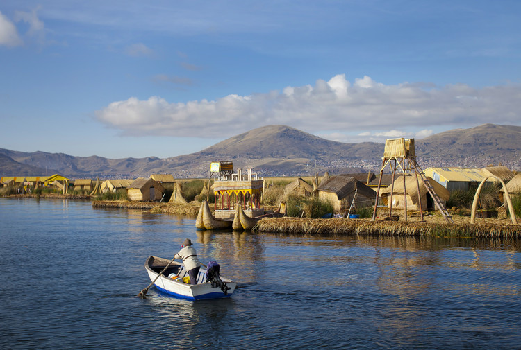 Cities of the Future: Julia Watson on Nature-based Technologies and Radical Materials, Las Islas Flotantes is a floating island system on Lake Titicaca in Peru inhabited by the Uros, who build their entire civilization from the locally grown totora reed. Image © Enrique Castro-Mendivil