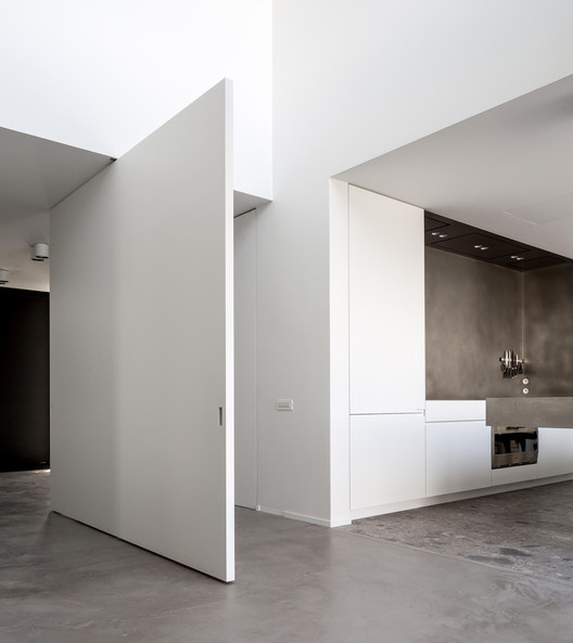 Go Big or Go Home: Oversized Doors in Residential Interiors, Big White Pivot Door / FritsJurgens. Image Courtesy of FritsJurgens
